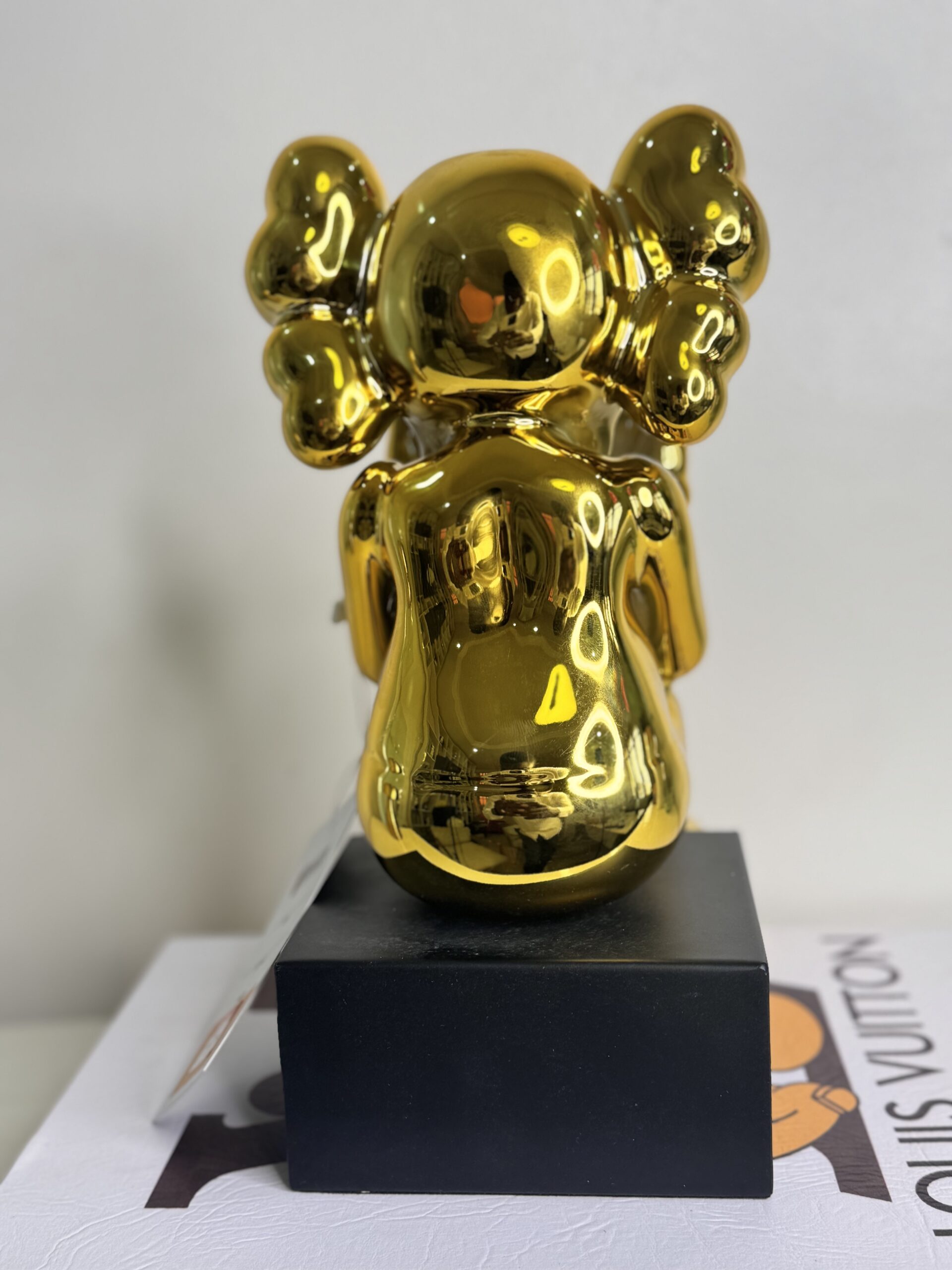 Gold kaws
