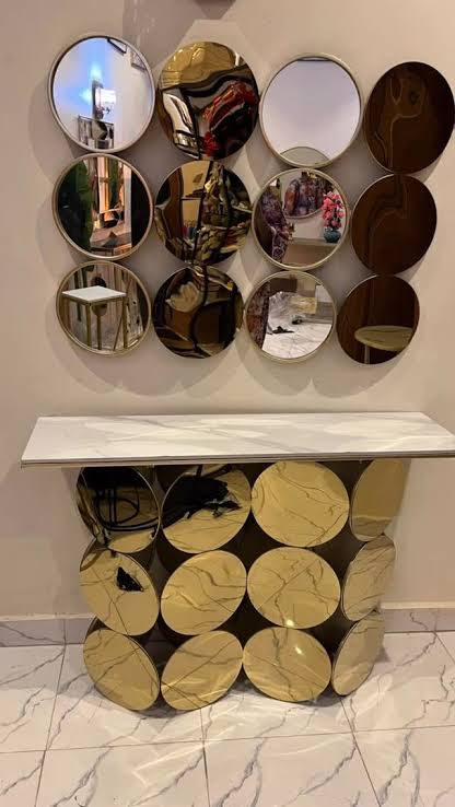 Modern Luxury Console Table with Decorative Round Mirror Wall